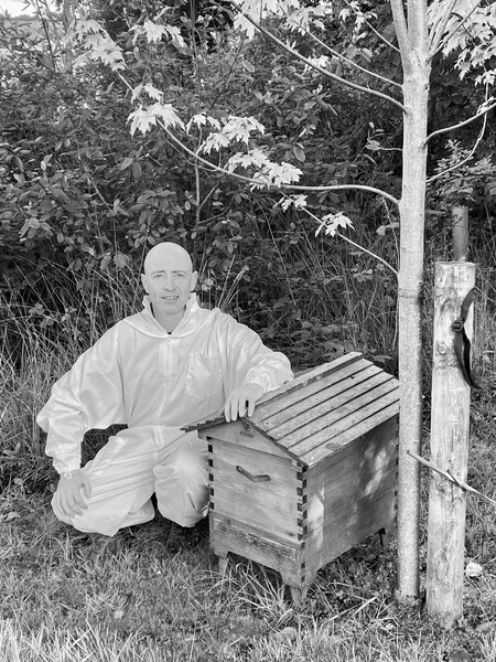 frank beekeeper b w red